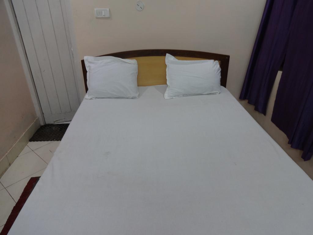 Ajatsatru Hotel Гая Номер фото