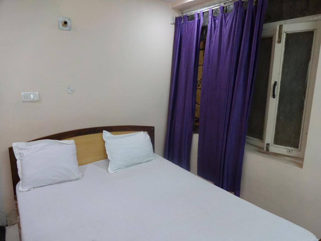 Ajatsatru Hotel Гая Номер фото