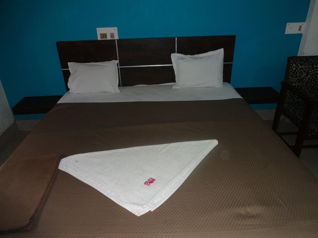 Ajatsatru Hotel Гая Номер фото